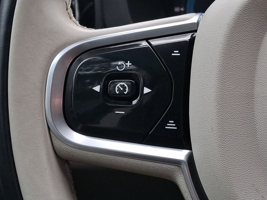 Thumbnail: 2023 Volvo XC60 - 17