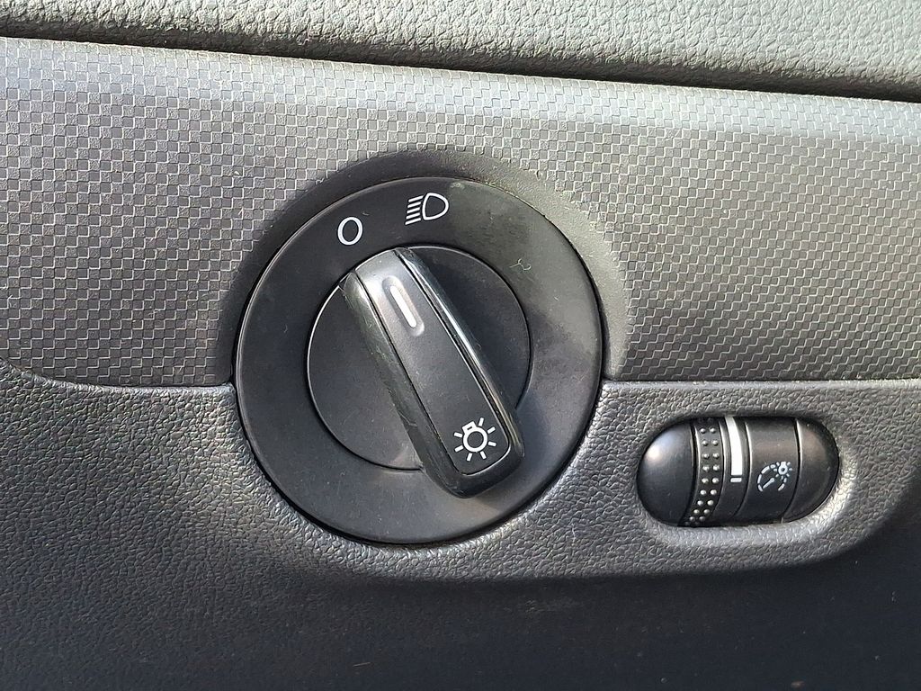 Thumbnail: 2012 Volkswagen Jetta - 21