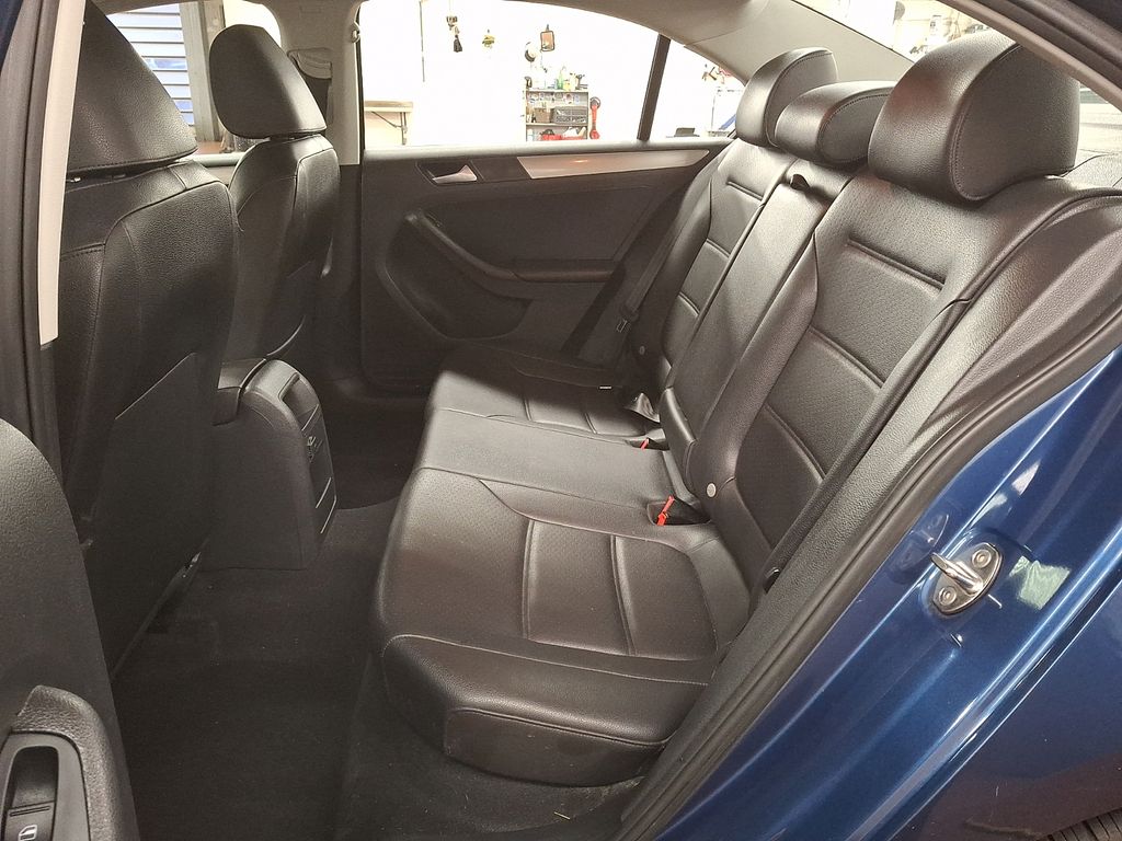 Thumbnail: 2017 Volkswagen Jetta - 9