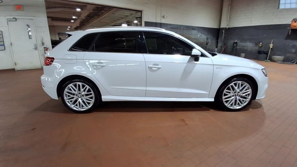Thumbnail: 2018 Audi A3 e-tron - 9