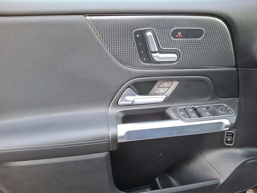 Thumbnail: 2021 Mercedes-Benz GLB - 9