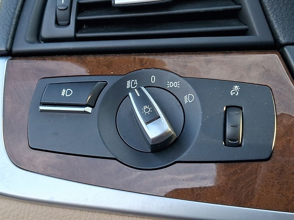 Thumbnail: 2012 BMW 5 Series - 23