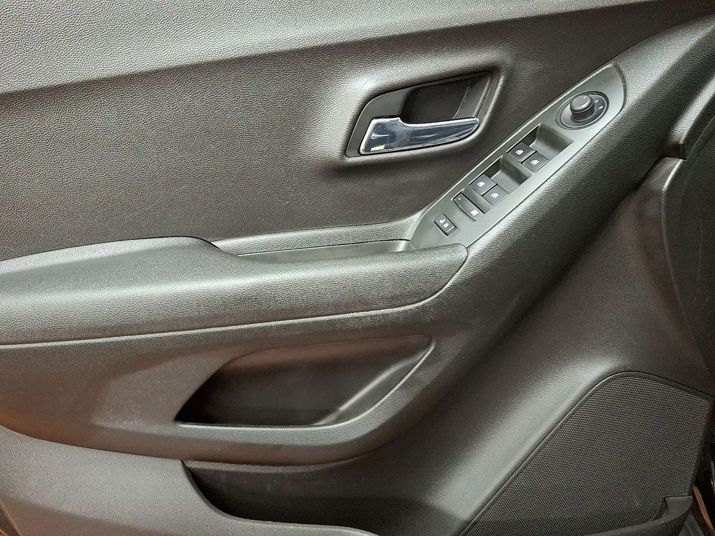 Thumbnail: 2017 Chevrolet Trax - 9