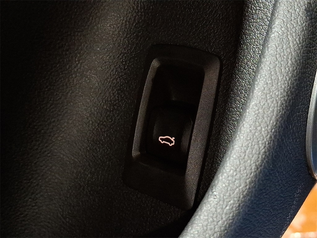 Thumbnail: 2025 BMW i4 - 25