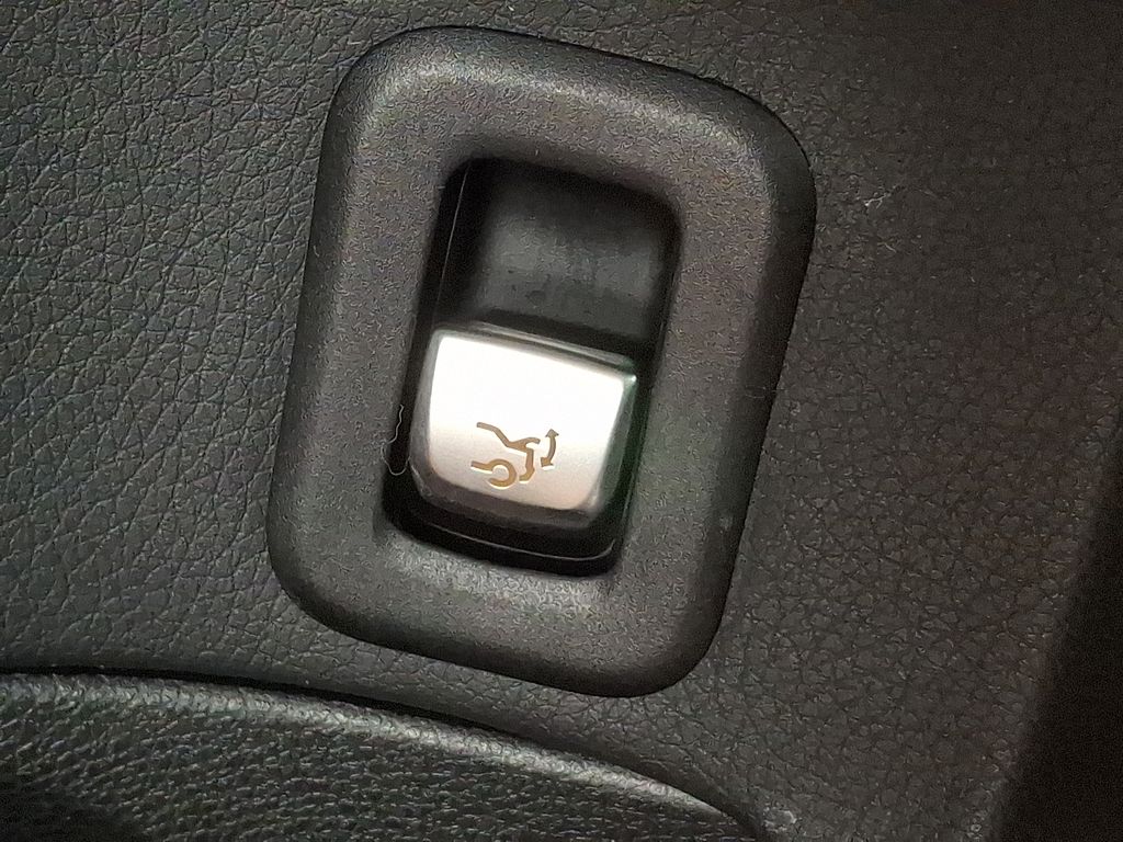 Thumbnail: 2017 Mercedes-Benz C-Class - 24