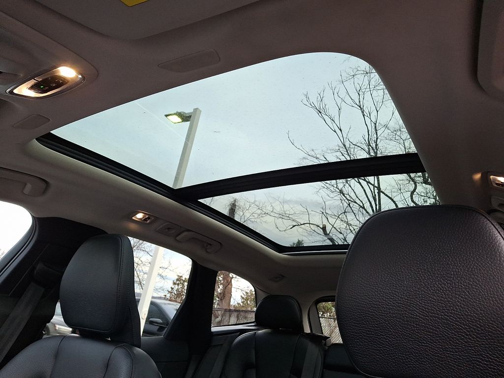 Thumbnail: 2019 Volvo XC60 - 12