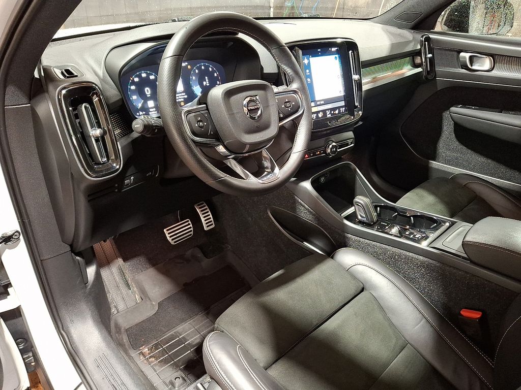 Thumbnail: 2021 Volvo XC40 - 9