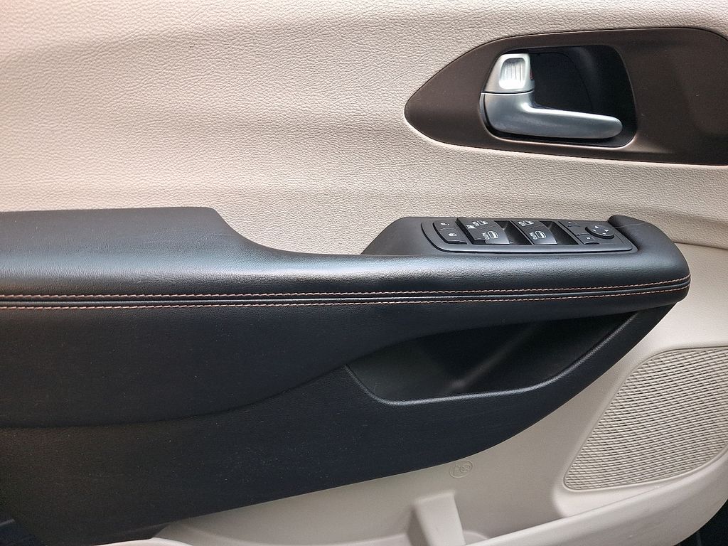 Thumbnail: 2017 Chrysler Pacifica - 9
