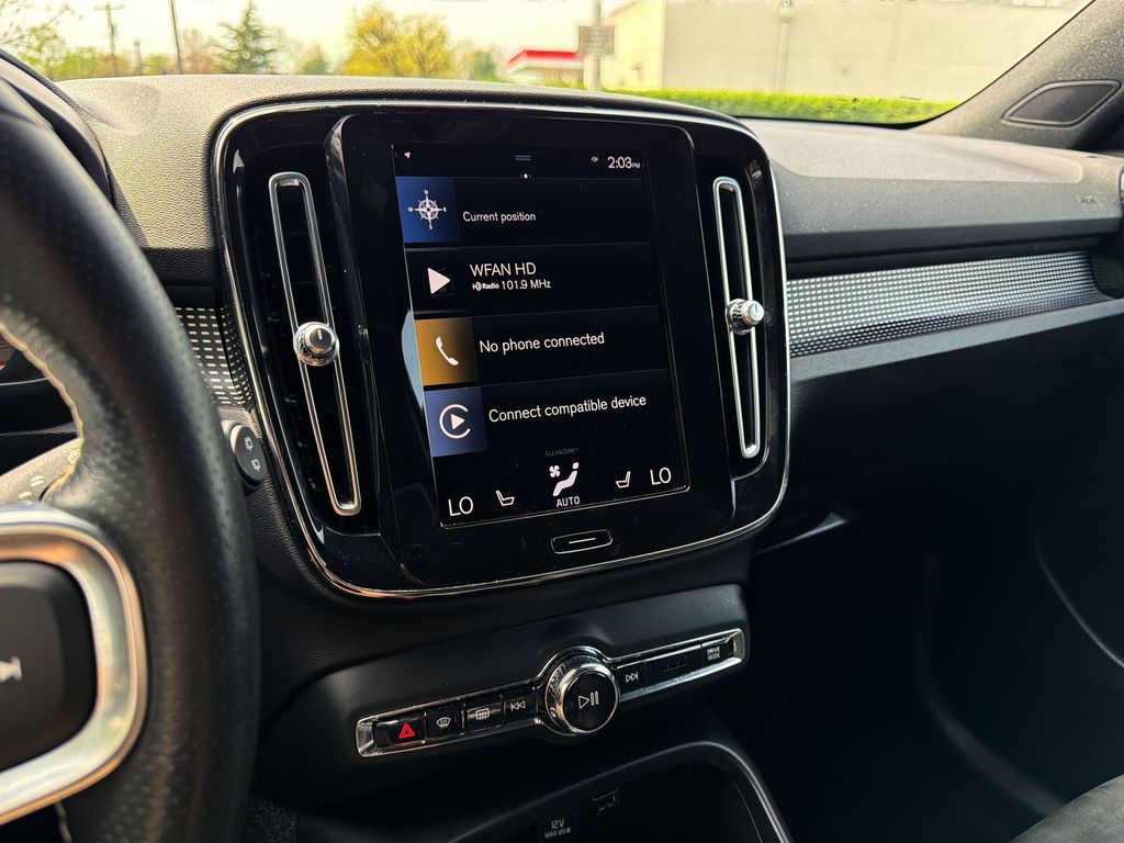 Thumbnail: 2021 Volvo XC40 - 24
