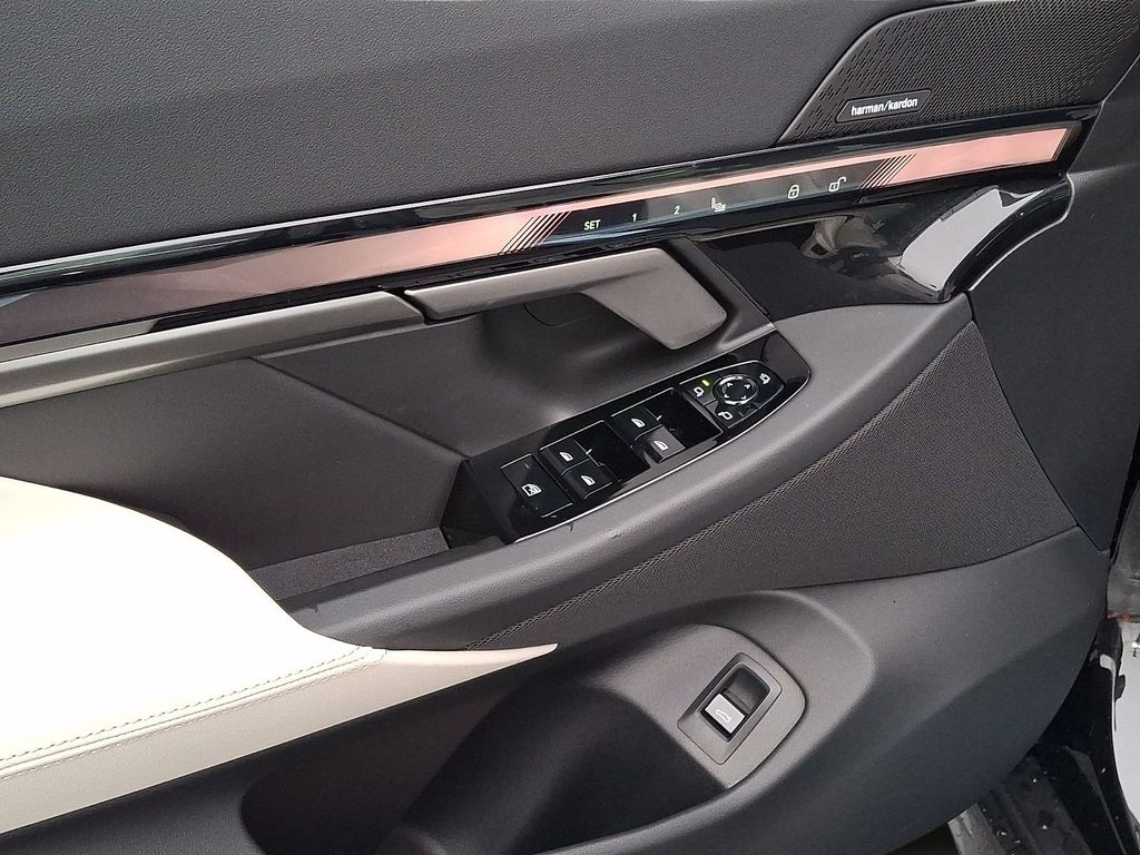 Thumbnail: 2027 BMW 5 Series - 5