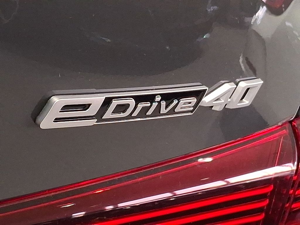 Thumbnail: 2026 BMW i4 - 10