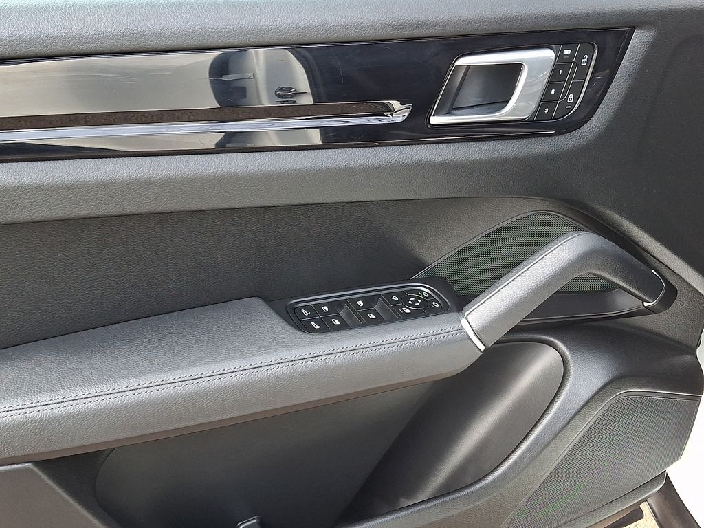 Thumbnail: 2023 Porsche Cayenne - 8