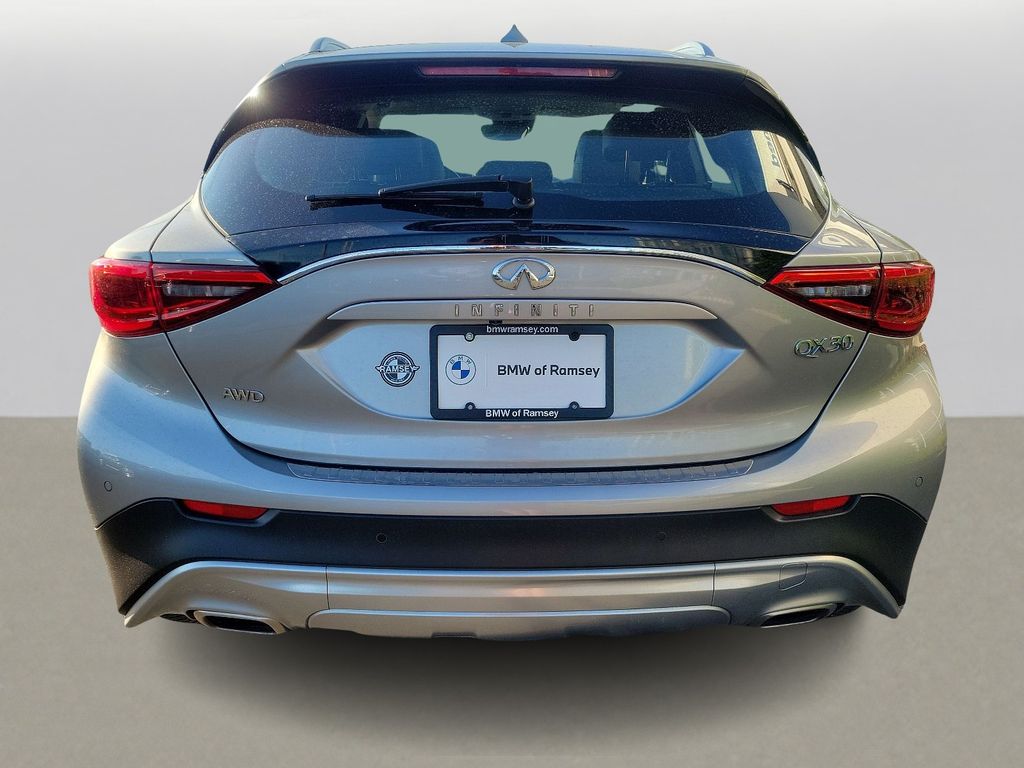 2017 INFINITI QX30 Premium 4