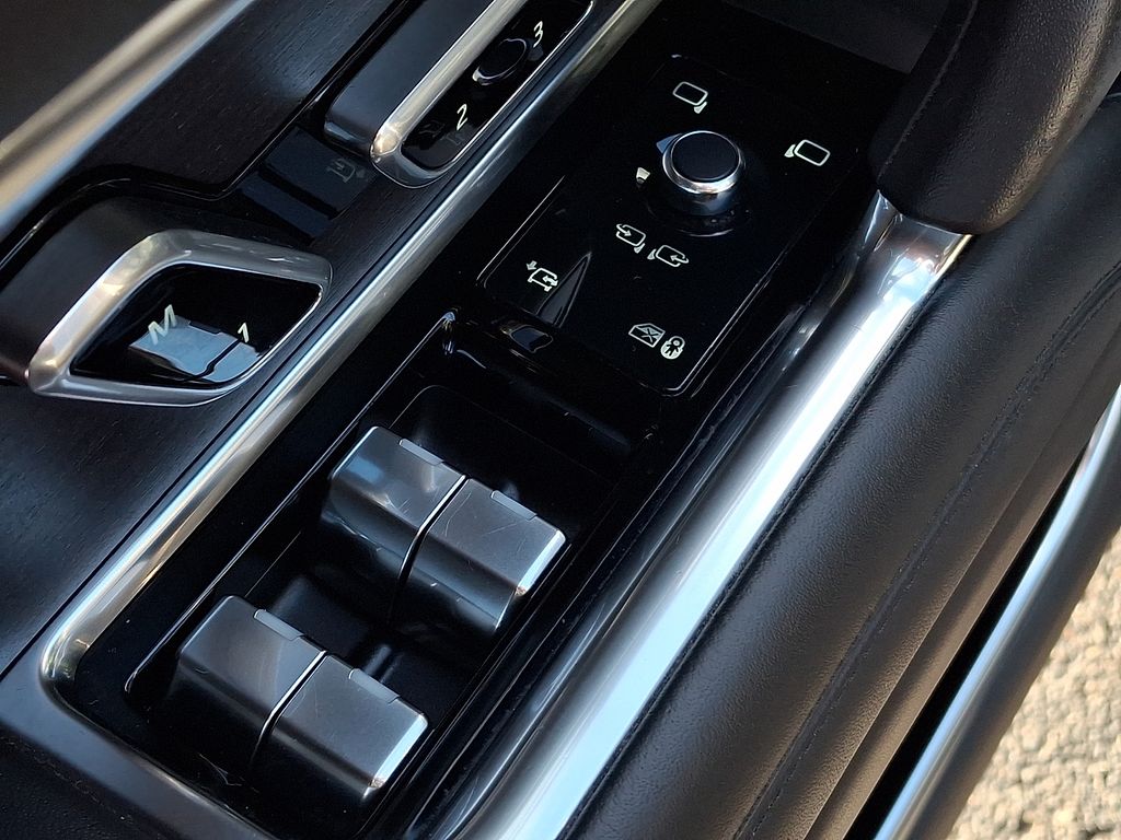 Thumbnail: 2023 Land Rover Range Rover - 23