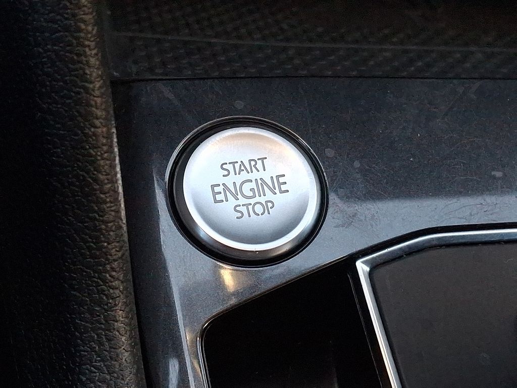 Thumbnail: 2021 Volkswagen Tiguan - 18