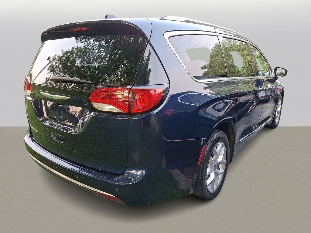 Thumbnail: 2017 Chrysler Pacifica - 4