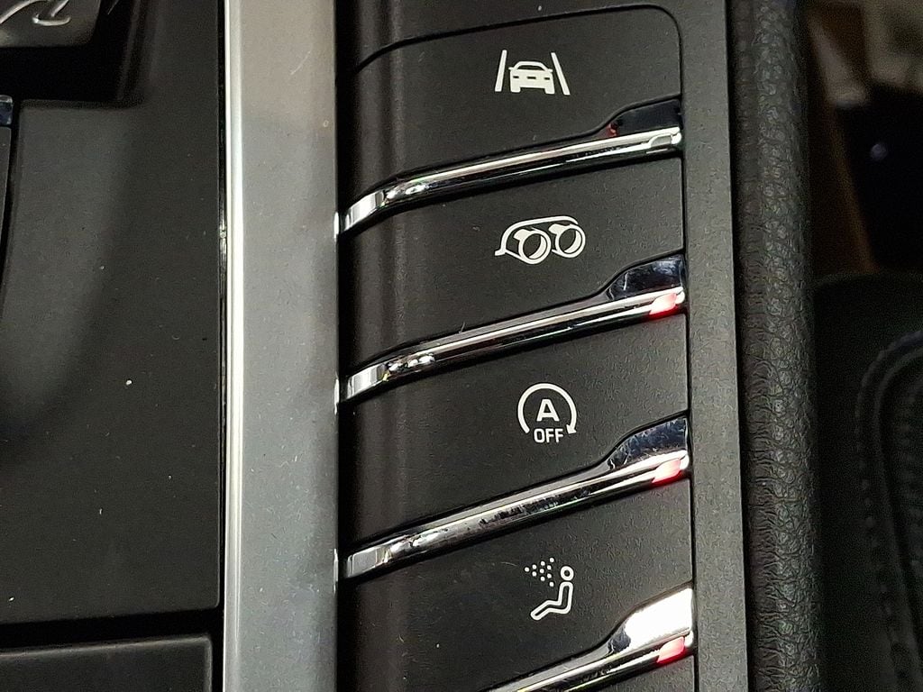 Thumbnail: 2021 Porsche Macan - 17