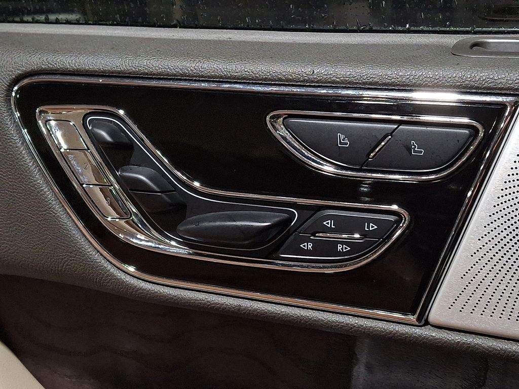 Thumbnail: 2022 Lincoln Navigator - 22