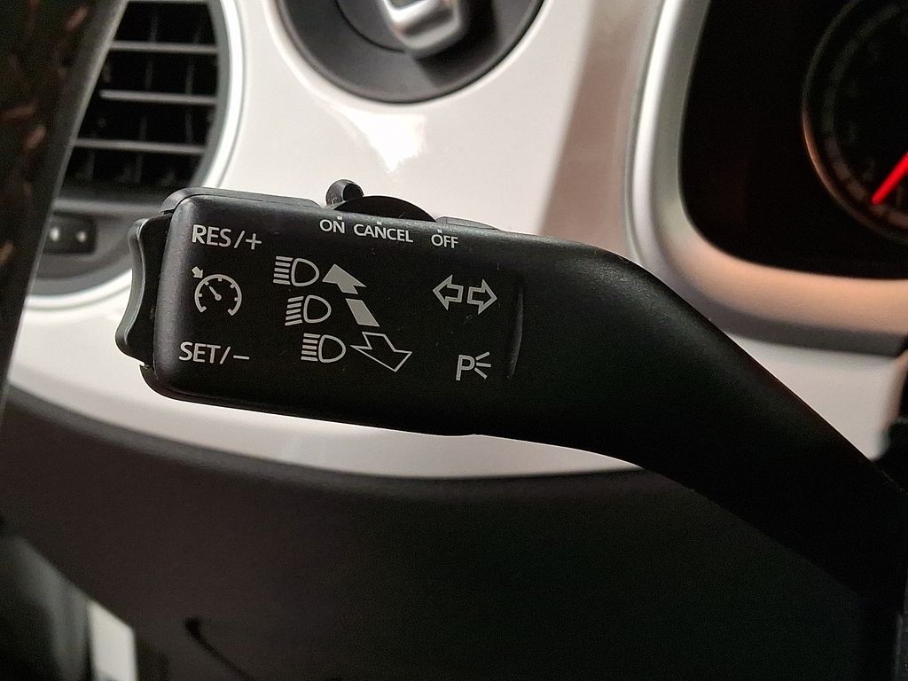 Thumbnail: 2015 Volkswagen Beetle - 21