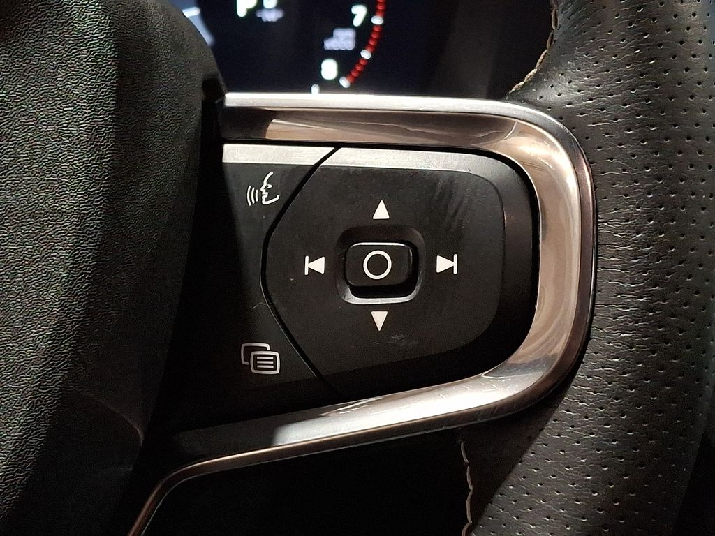 Thumbnail: 2021 Volvo XC40 - 18