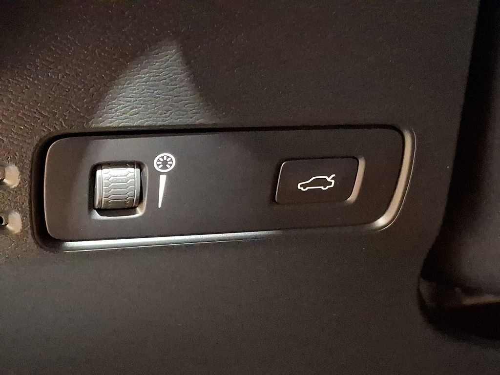 Thumbnail: 2021 Volvo XC40 - 22