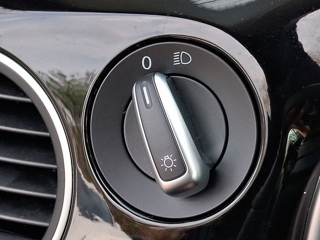 Thumbnail: 2019 Volkswagen Beetle - 23