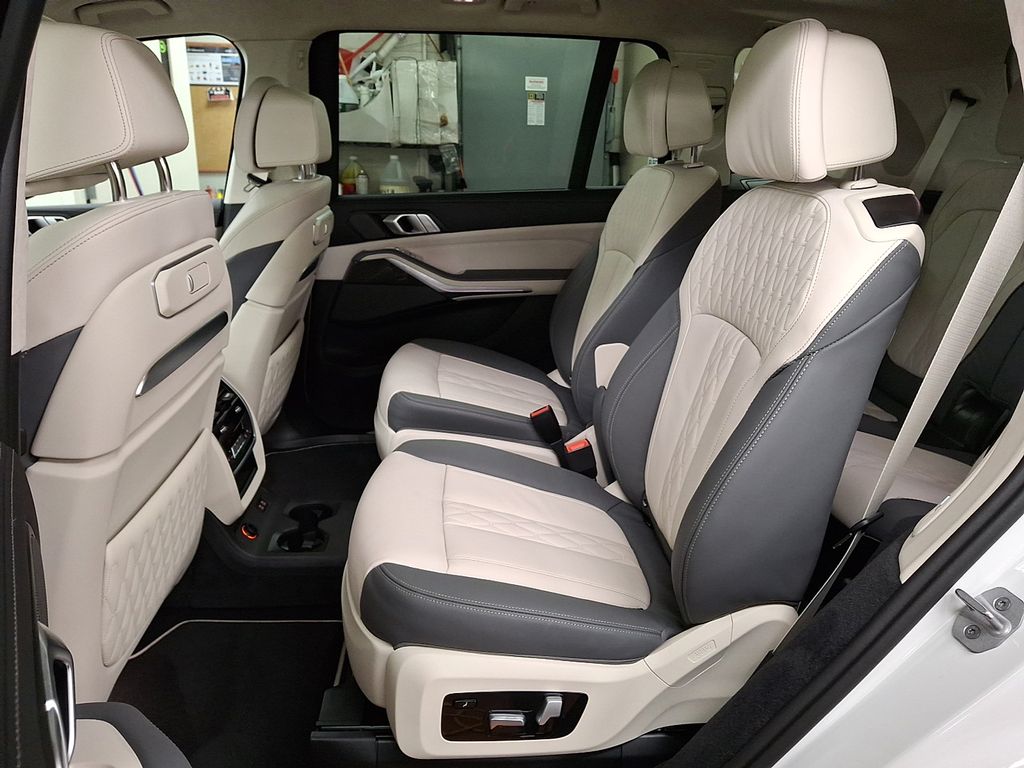 Thumbnail: 2025 BMW X7 - 8