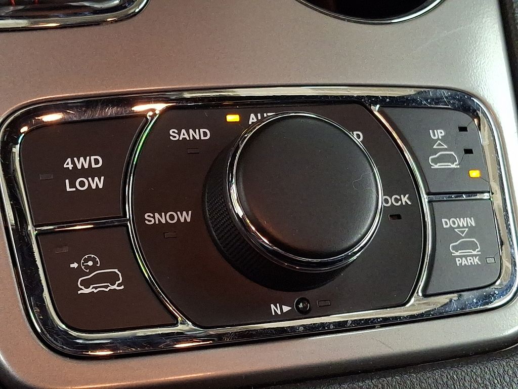 Thumbnail: 2020 Jeep Grand Cherokee - 20