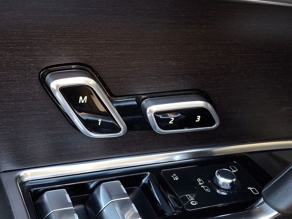 Thumbnail: 2023 Land Rover Range Rover - 22