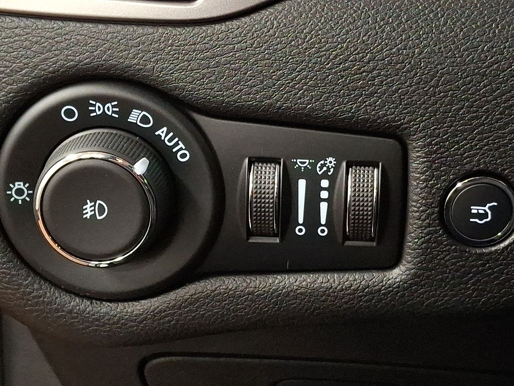 Thumbnail: 2021 Jeep Cherokee - 23