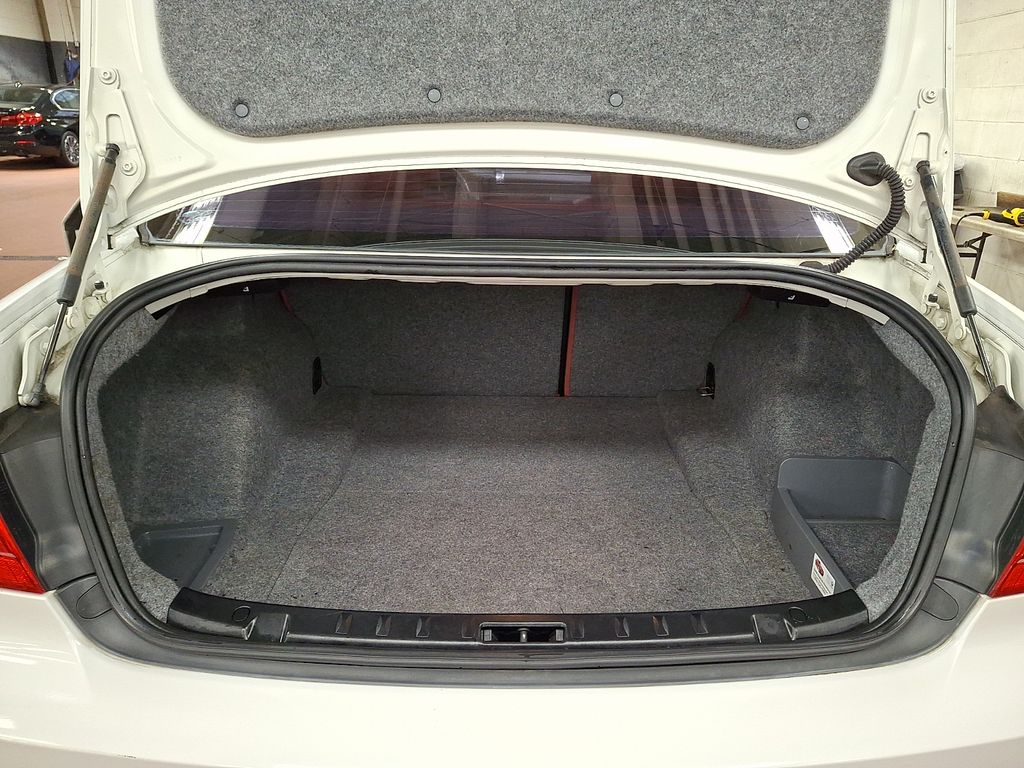 Thumbnail: 2011 BMW 3 Series - 25