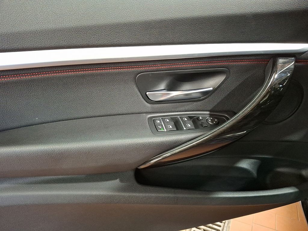 Thumbnail: 2018 BMW 3 Series - 10