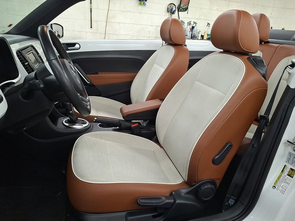 Thumbnail: 2015 Volkswagen Beetle - 11