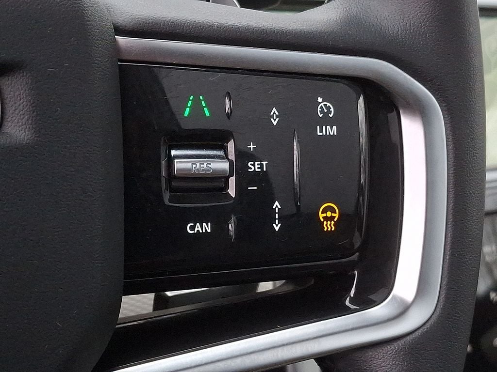 Thumbnail: 2023 Land Rover Discovery Sport - 18