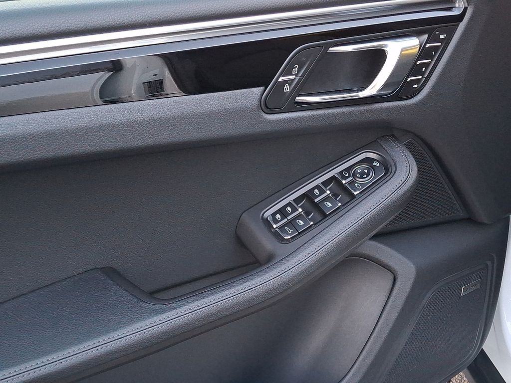 Thumbnail: 2025 Porsche Macan - 8