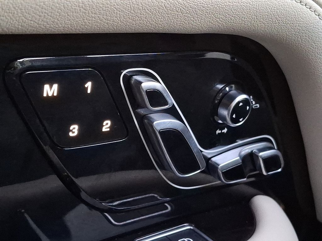 Thumbnail: 2022 Land Rover Range Rover - 19