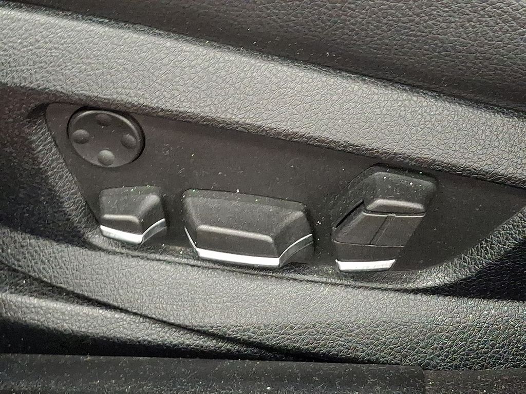 Thumbnail: 2011 BMW 5 Series - 11