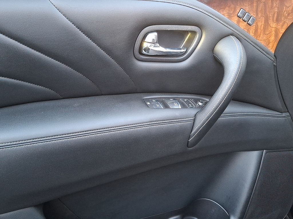 Thumbnail: 2016 INFINITI QX80 - 10