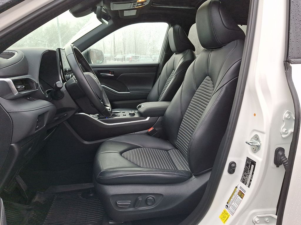 Thumbnail: 2021 Toyota Highlander - 10