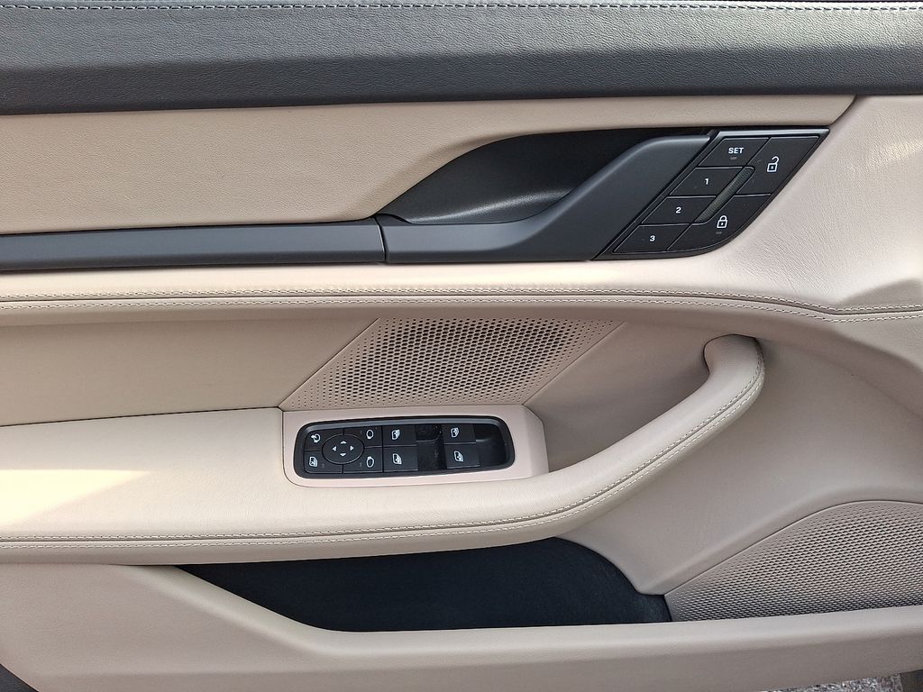 Thumbnail: 2023 Porsche Taycan - 9