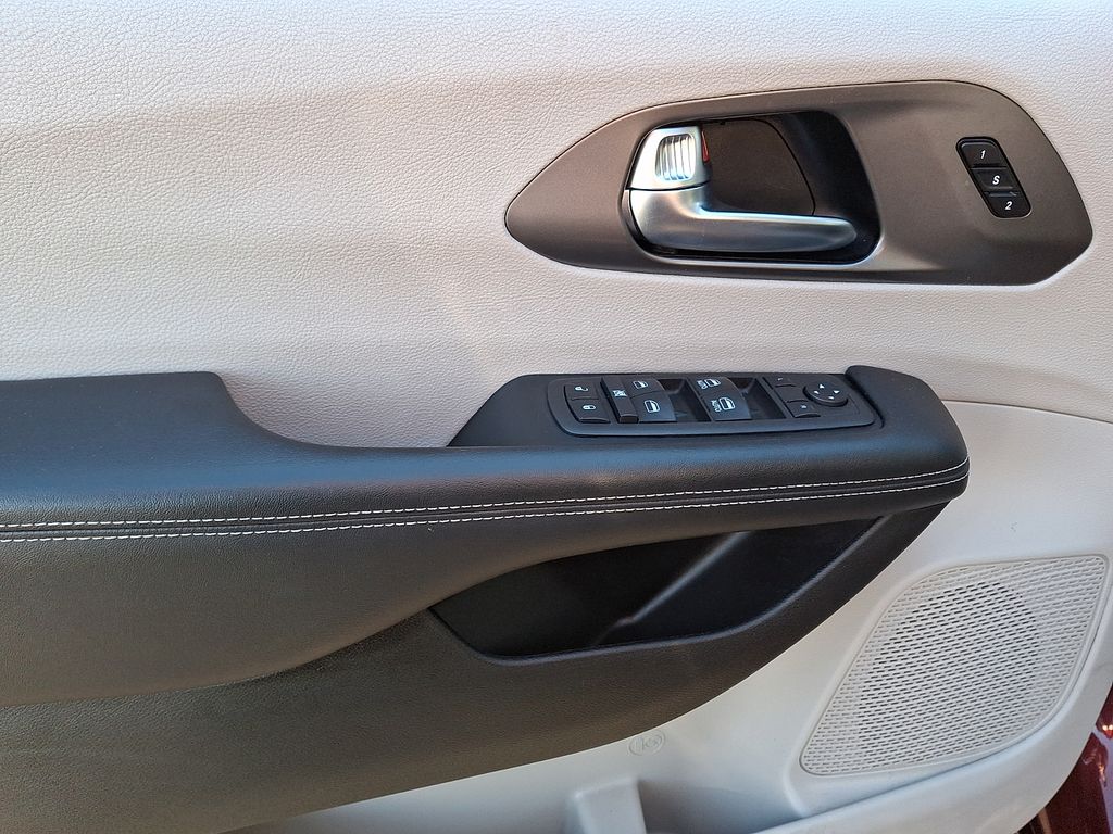 Thumbnail: 2023 Chrysler Pacifica - 9