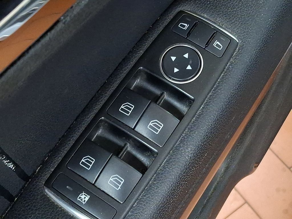 Thumbnail: 2012 Mercedes-Benz E-Class - 21