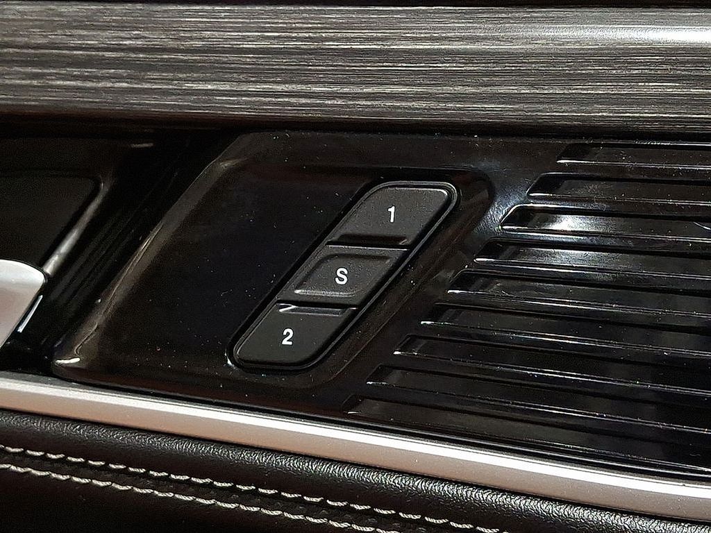 Thumbnail: 2023 Jeep Wagoneer - 18