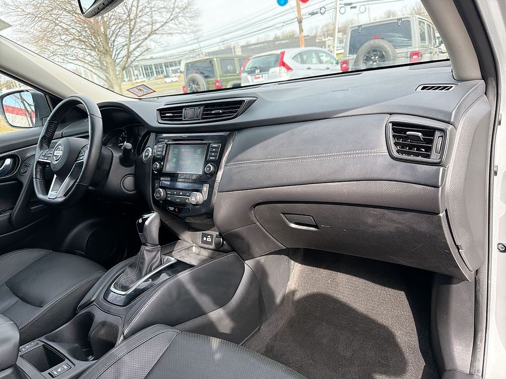 Thumbnail: 2018 Nissan Rogue - 16