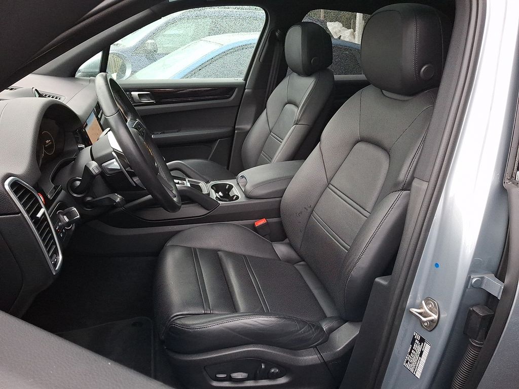 Thumbnail: 2023 Porsche Cayenne - 9