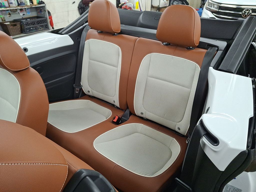 Thumbnail: 2015 Volkswagen Beetle - 9