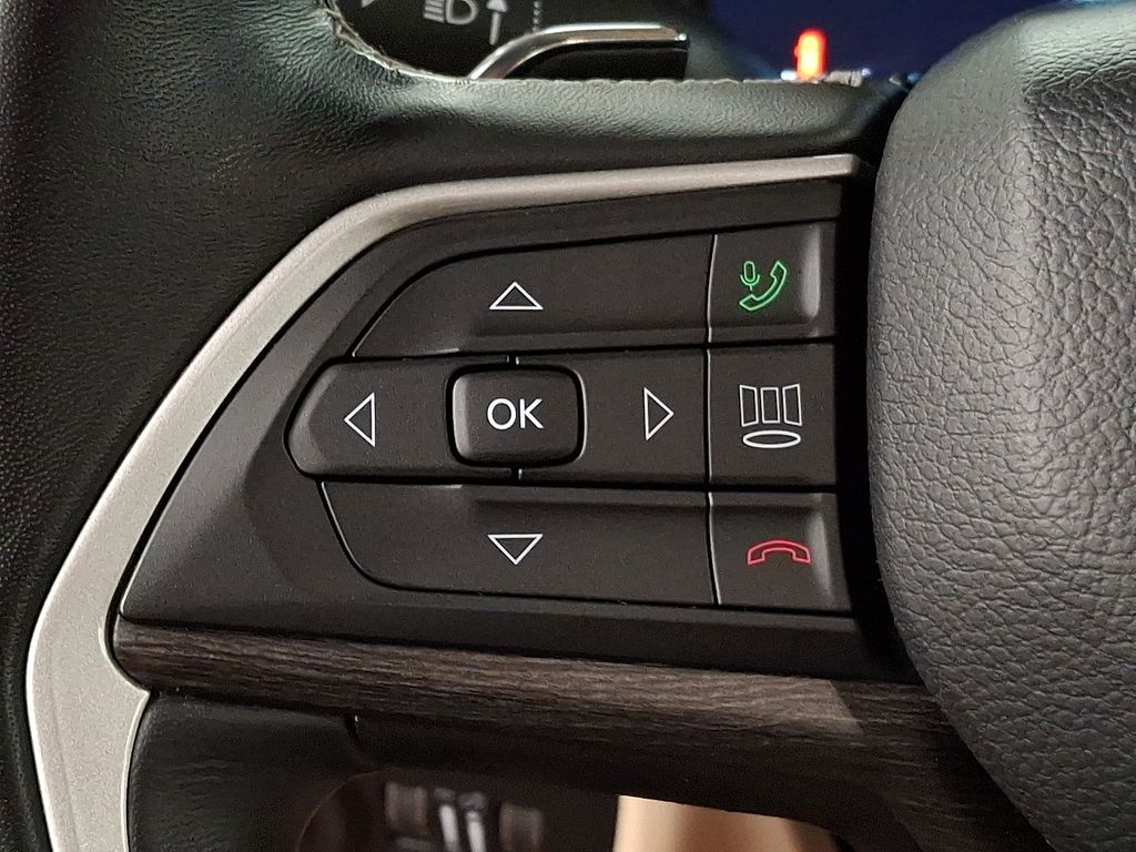 Thumbnail: 2022 Jeep Grand Cherokee - 17