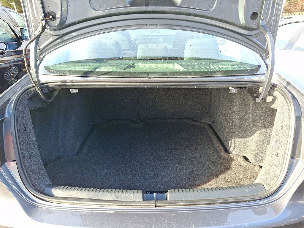 Thumbnail: 2012 Volkswagen Jetta - 27