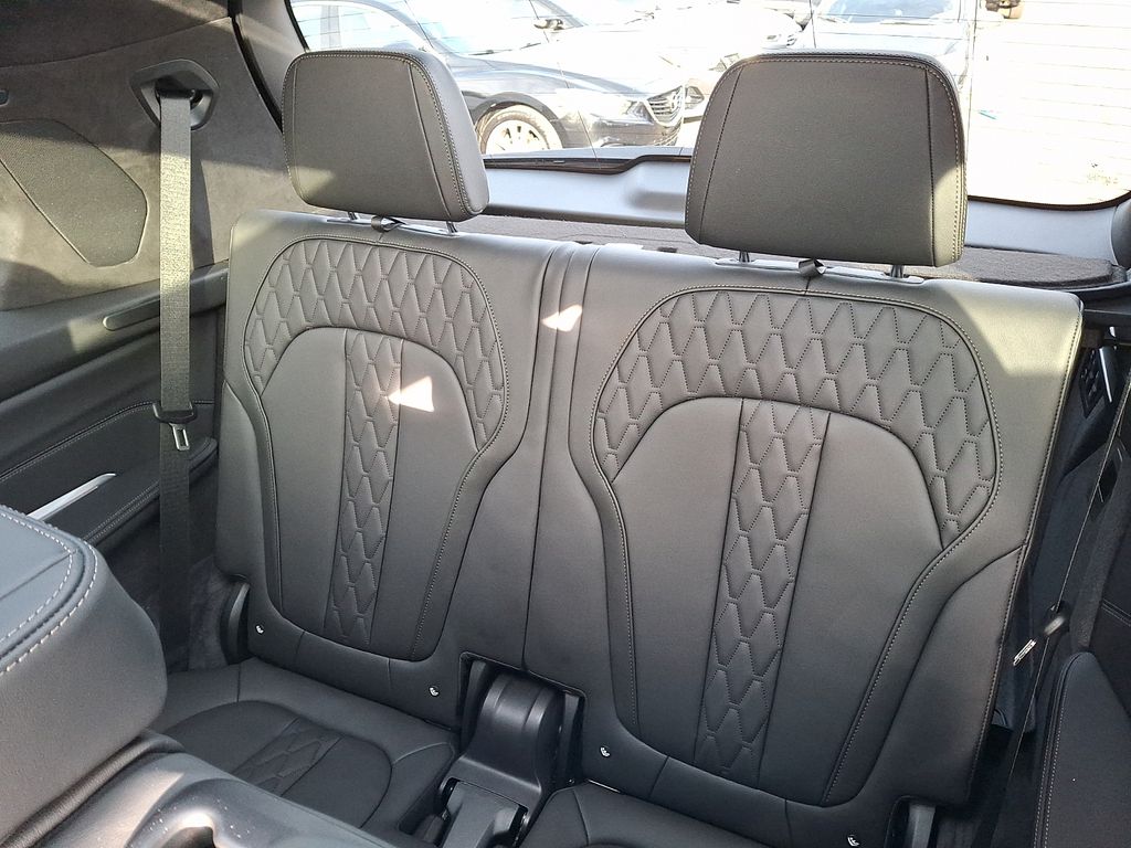 Thumbnail: 2025 BMW X7 - 8