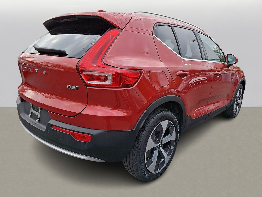 Thumbnail: 2023 Volvo XC40 - 4
